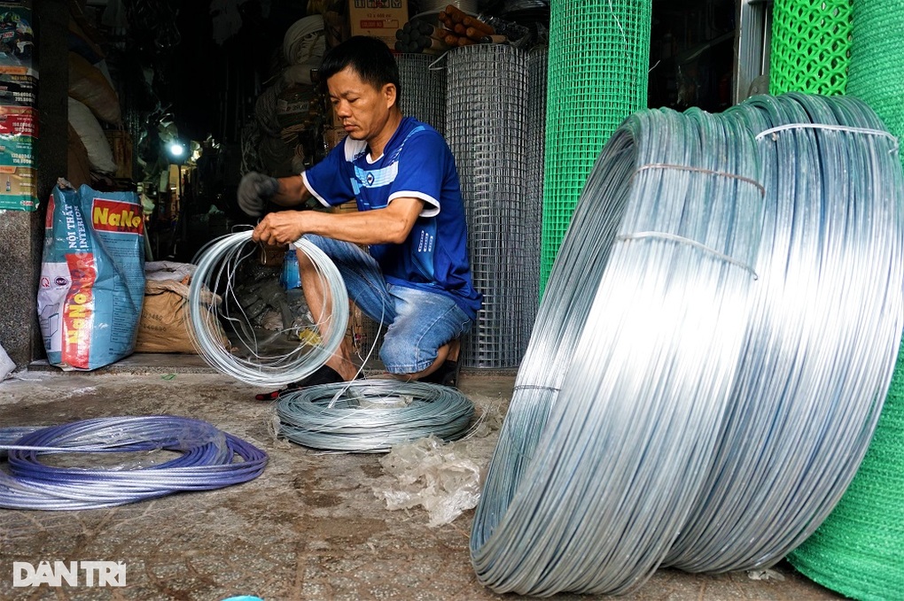 Bão Noru tăng cấp, người dân Đà Nẵng vội sắm vật liệu chèn chống nhà cửa - 6 Bão Noru tăng cấp, người dân Đà Nẵng vội sắm vật liệu chèn chống nhà cửa - 6