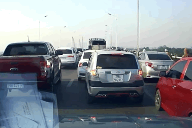 Pha tranh làn đường kém văn minh của tài xế xe bán tải gây bức xúc