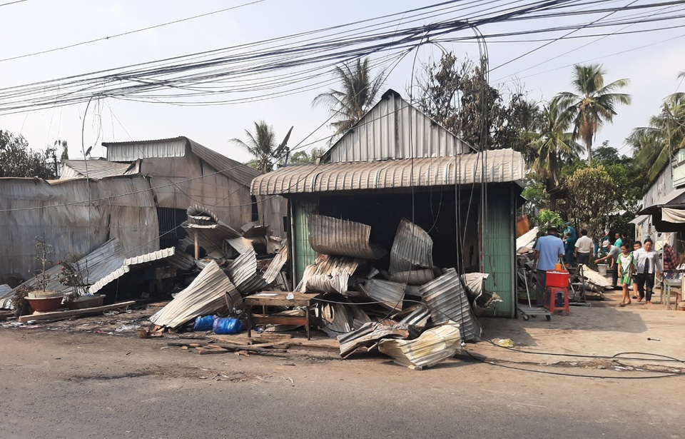 Hỏa hoạn thiêu rụi 6 căn nhà lúc rạng sáng - 1 Hỏa hoạn thiêu rụi 6 căn nhà lúc rạng sáng - 1