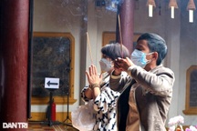 Người dân đội mưa xin lộc đầu năm ở phố cổ Hội An