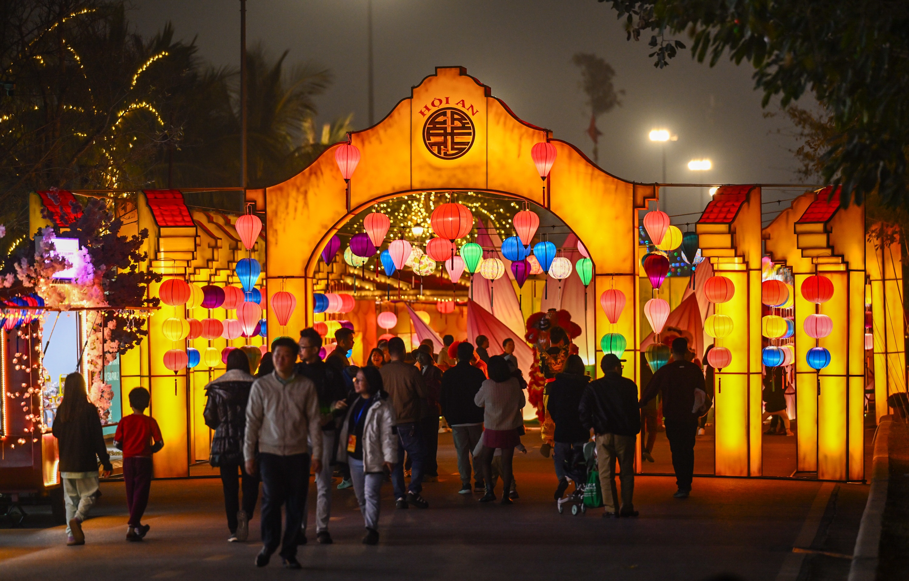 ໂຄມໄຟຂະໜາດໃຫຍ່ 70 ແມັດ ສ້າງຄວາມແປກໃຈໃຫ້ນັກທ່ອງທ່ຽວຊາວຍີ່ປຸ່ນ: ຊາວຫວຽດນາມ ມີຄວາມຄິດສ້າງສັນ! - 2 Đèn lồng khổng lồ 70m làm khách Nhật bất ngờ: Người Việt quá sáng tạo! - 2