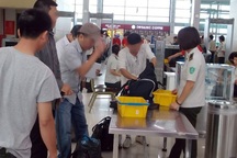 Phạt 7,5 triệu đồng nhân viên ở Nội Bài "nhặt của rơi, bỏ vào túi"