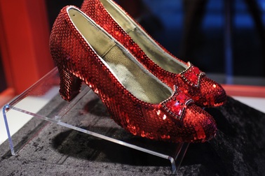 Tìm lại được đôi giày “triệu đô” sau 13 năm bị đánh cắp