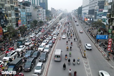 Đường vành đai 2 trên cao ùn tắc dài gần 3km từ Ngã Tư Vọng về Ngã Tư Sở