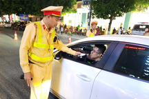 Bị kiểm tra nồng độ cồn, nhiều lái xe bỏ chạy, cố thủ gọi điện cầu cứu