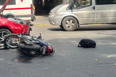 Nam thanh niên phóng xe máy cướp tài sản giữa phố cổ Hà Nội