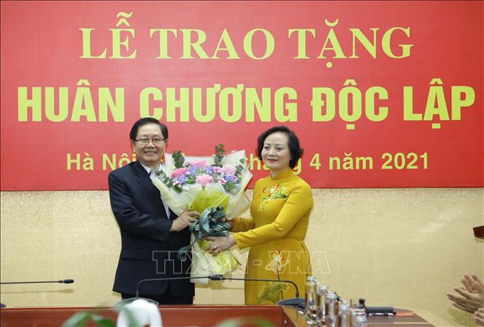 Trao Huân chương Độc lập hạng Nhì tặng nguyên Bộ trưởng Nội vụ Lê Vĩnh Tân - 3 Trao Huân chương Độc lập hạng Nhì tặng nguyên Bộ trưởng Nội vụ Lê Vĩnh Tân - 3