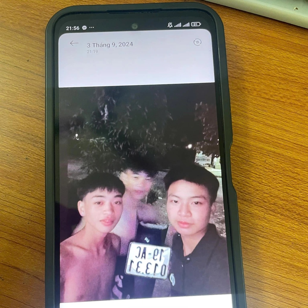 Khởi tố nhóm thanh niên chặn người đi đường chặt biển số xe - 2 Khởi tố nhóm thanh niên chặn người đi đường chặt biển số xe - 2