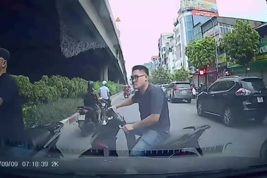 Hai người đàn ông ngang nhiên đi xe máy ngược chiều giữa đường đông