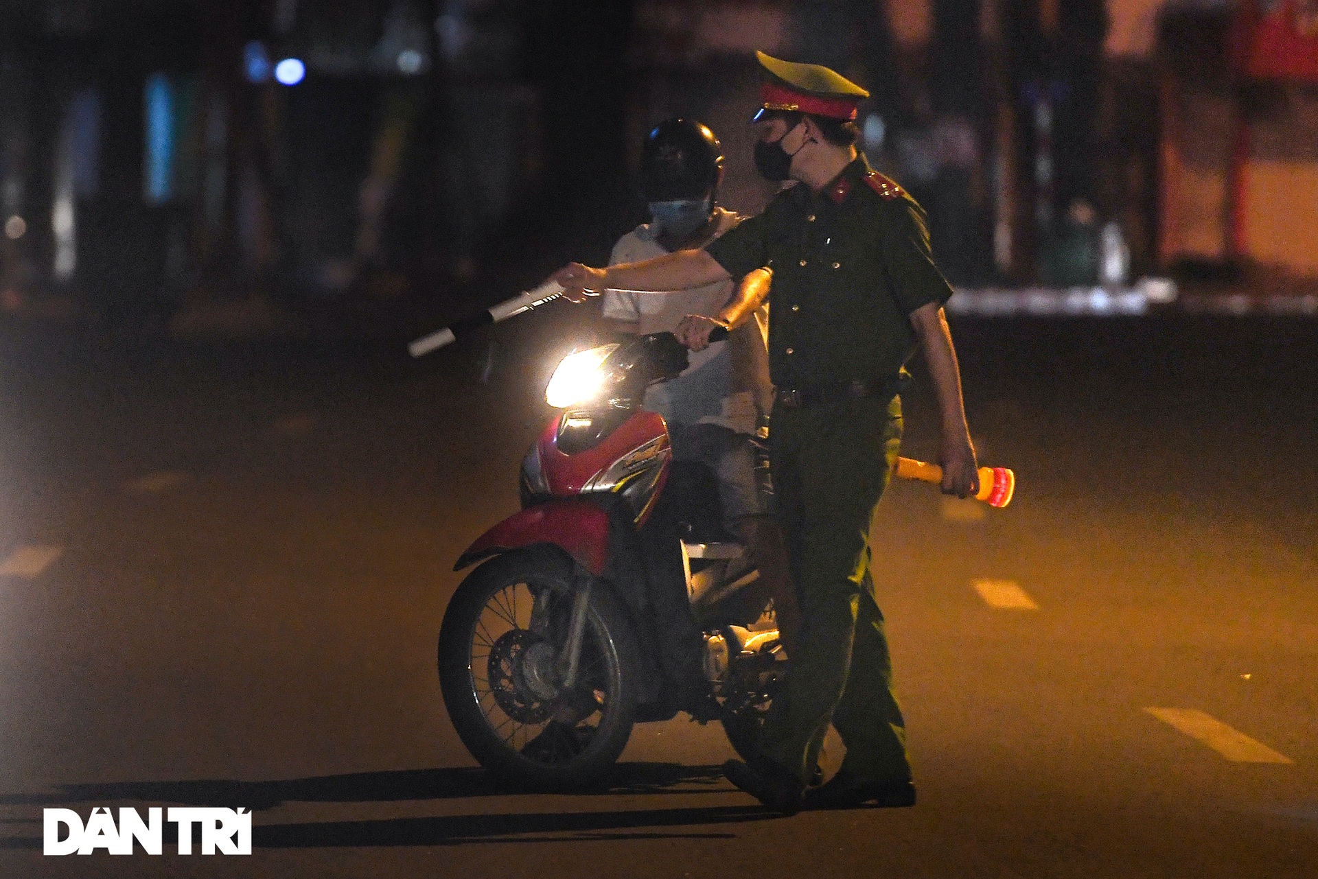 Hà Nội: Xuyên đêm kiểm soát, xử phạt người dân ra đường không lý do - 2