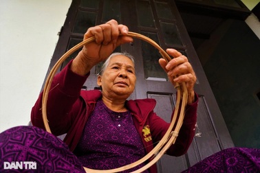 Về xóm Bàu nghe kể chuyện nghề đan rổ "phồng tay"