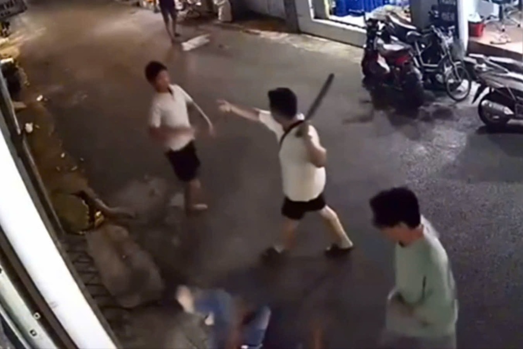 Hai thanh niên cầm gậy đuổi đánh người đàn ông đến ngất xỉu ở TPHCM - 1 Hai thanh niên cầm gậy đuổi đánh người đàn ông đến ngất xỉu ở TPHCM - 1