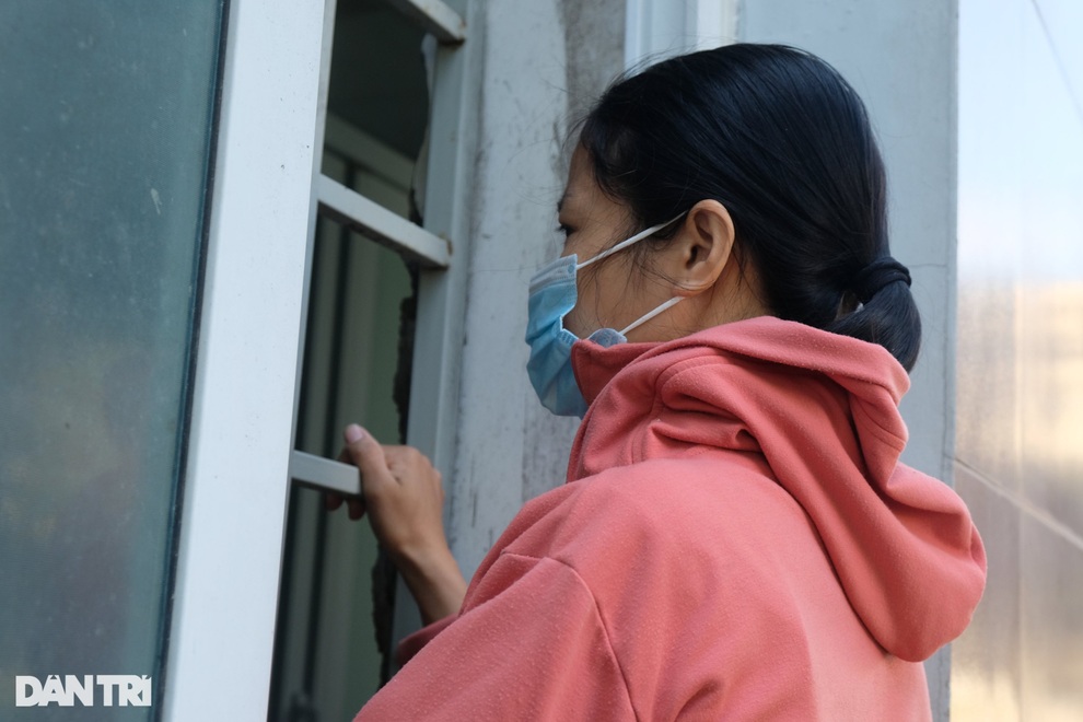 Tai họa ập xuống bé gái 7 tuổi, mẹ hóa điên, cha nghèo khóc nghẹn bất lực - 6 Tai họa ập xuống bé gái 7 tuổi, mẹ hóa điên, cha nghèo khóc nghẹn bất lực - 6