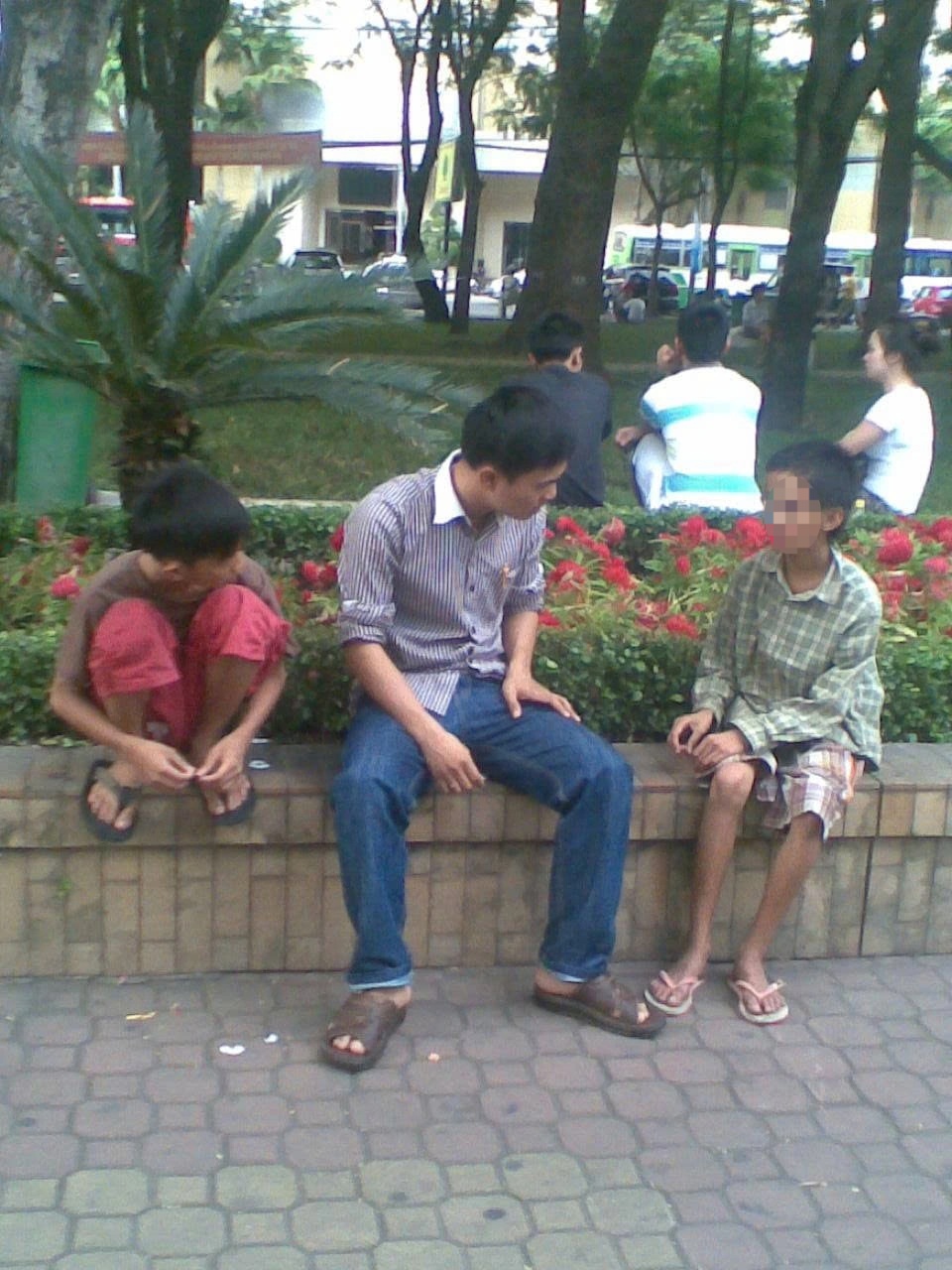 View - Nghe "chiến tích" của tên cướp nhí, người đàn ông có hành động đặc biệt | Báo Dân trí