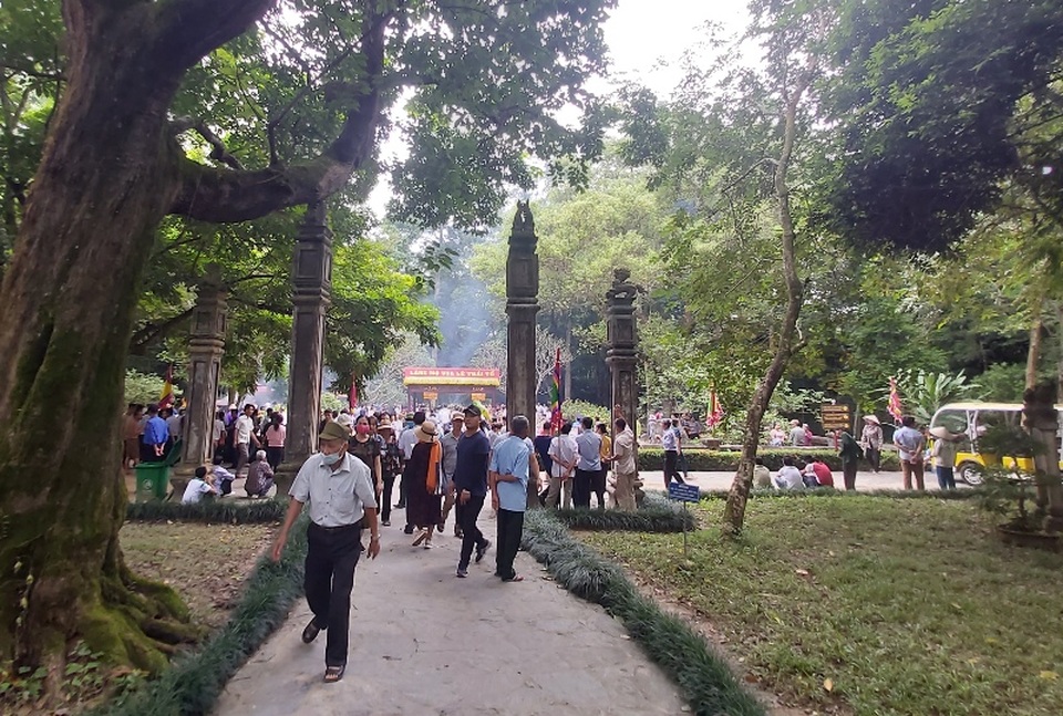 Hàng nghìn người hành hương về Khu di tích quốc gia đặc biệt Lam Kinh - 10 Hàng nghìn người hành hương về Khu di tích quốc gia đặc biệt Lam Kinh - 10