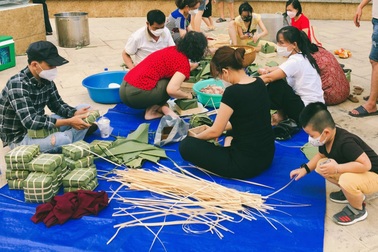 Dân chung cư quây quần gói bánh chưng, cắm trại luộc bánh xuyên đêm ở TPHCM