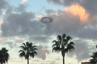 Vòng khói đen kỳ lạ trên bầu trời khiến du khách ngỡ UFO xuất hiện