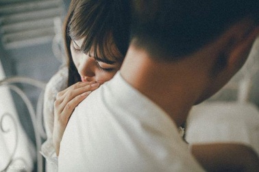 Bị phát hiện ngoại tình, chồng còn đưa ra đề nghị khác người khiến vợ chết đứng