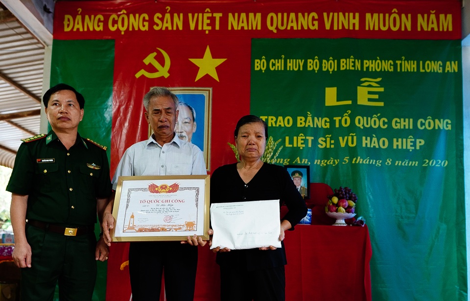 Xúc động lễ trao bằng Tổ quốc ghi công cho liệt sĩ Bộ đội Biên phòng - 7 Xúc động lễ trao bằng Tổ quốc ghi công cho liệt sĩ Bộ đội Biên phòng - 7