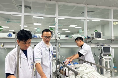 Mất lái ngã vào đống sắt, bệnh nhân vỡ gan, lộ toàn bộ nội tạng