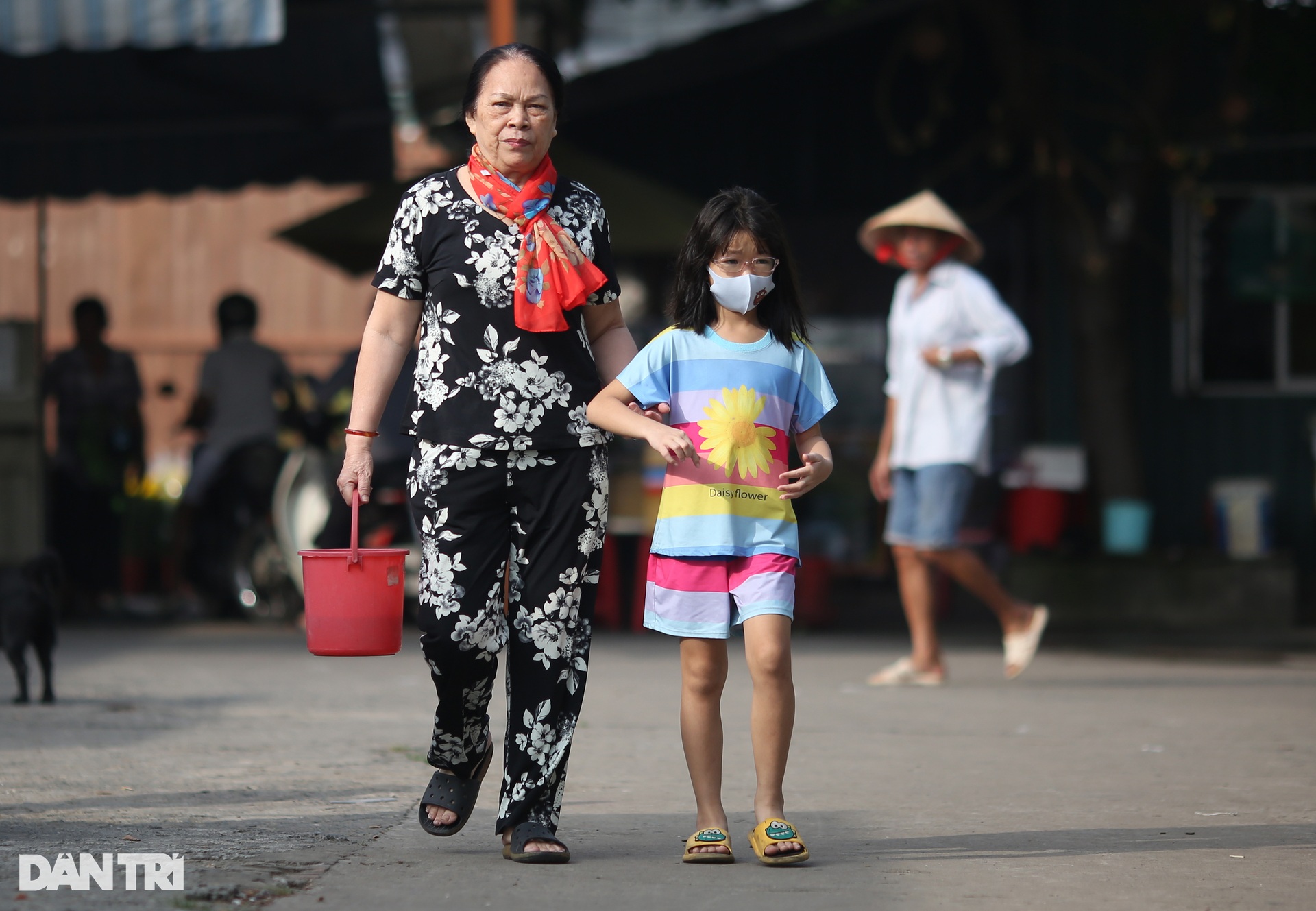 Cá chép chưa kịp tiễn ông Táo lên trời đã bị chích điện - 4 Cá chép chưa kịp tiễn ông Táo lên trời đã bị chích điện - 4