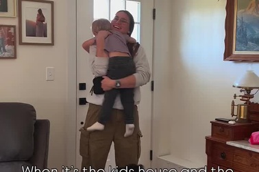 Devin và Brendan luân phiên trở về ngôi nhà cũ chăm sóc hai con chung