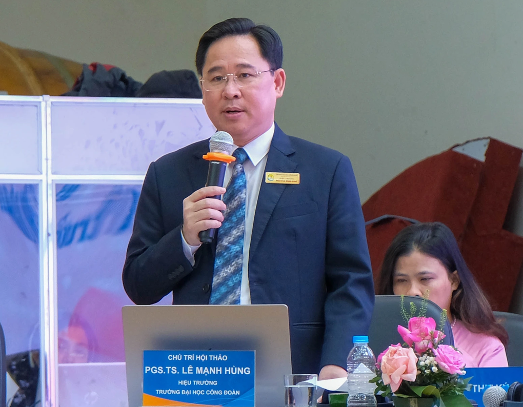 Công nhân không có thời gian lên mạng, trà đá hẹn hò vì… việc ngập mặt - 3 Công nhân không có thời gian lên mạng, trà đá hẹn hò vì… việc ngập mặt - 3