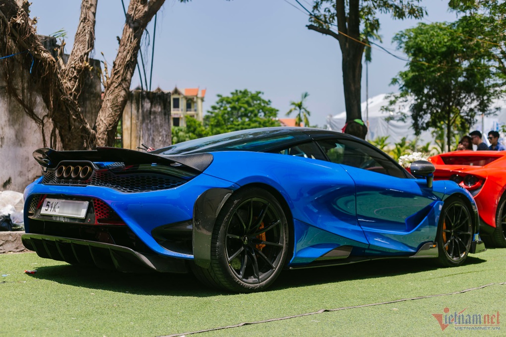 Cận cảnh dàn siêu xe hơn 150 tỷ của đại gia Sài Gòn đi rước dâu tại Hà Nội - 4 Cận cảnh dàn siêu xe hơn 150 tỷ của đại gia Sài Gòn đi rước dâu tại Hà Nội - 4