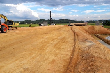 Chủ đầu tư: Nhà thầu Trung Quốc múc "đất bẩn" đổ đường cao tốc là không chính xác!