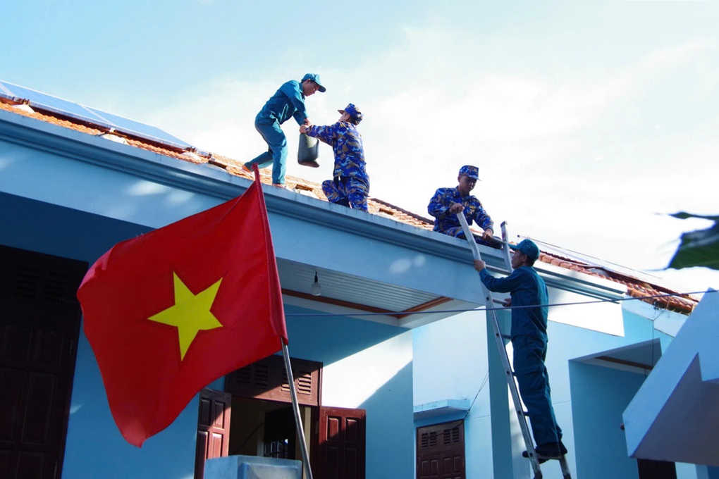 Dừng họp lo chống bão Kalmaegi, không để cảnh cứu người dân trên nóc nhà - 6