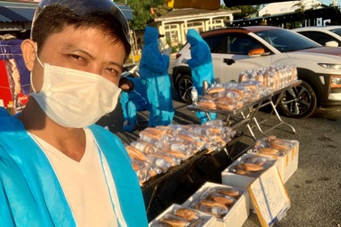 Không thể đến trường vì dịch, thầy giáo rong ruổi giúp người dân hồi hương