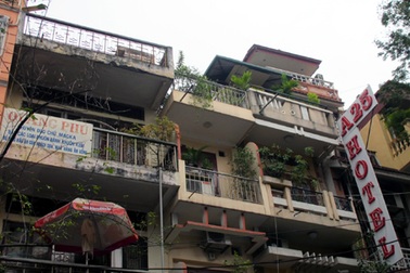 Hà Nội: Nửa đêm giải cứu thiếu nữ trên nóc nhà 5 tầng