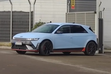 Lamborghini gây xôn xao khi lái thử xe Hyundai Ioniq 5 N