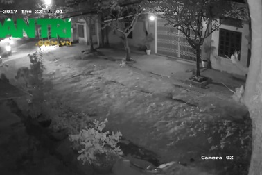 Nhóm thanh niên ném “bom bẩn” vào nhà thầy giáo lúc nửa đêm