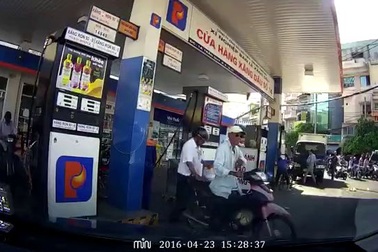 Vô tư hút thuốc khi vào trạm xăng