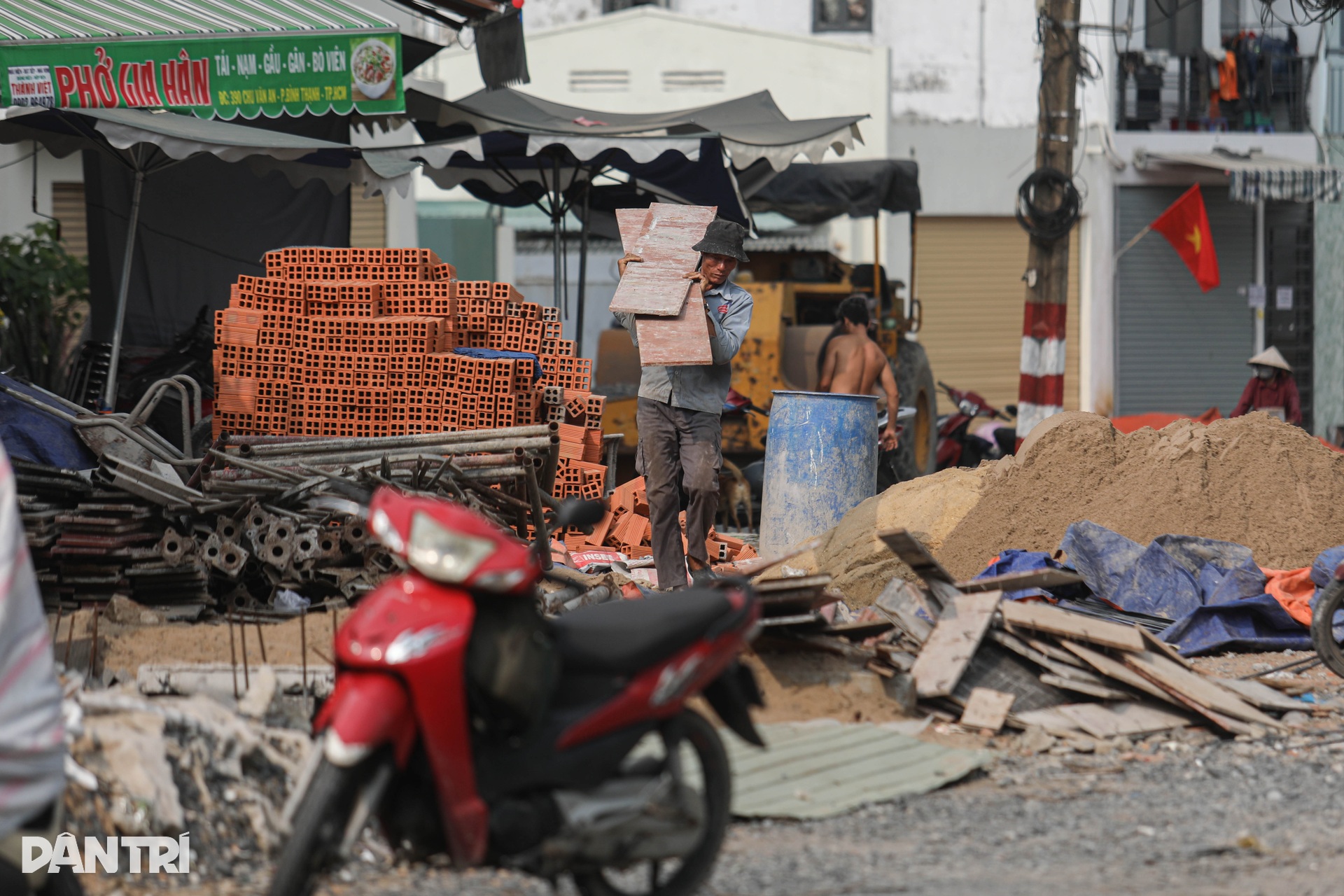 Loạt trụ điện chưa di dời ở dự án 1.000 tỷ mở rộng đường nội đô TPHCM - 6