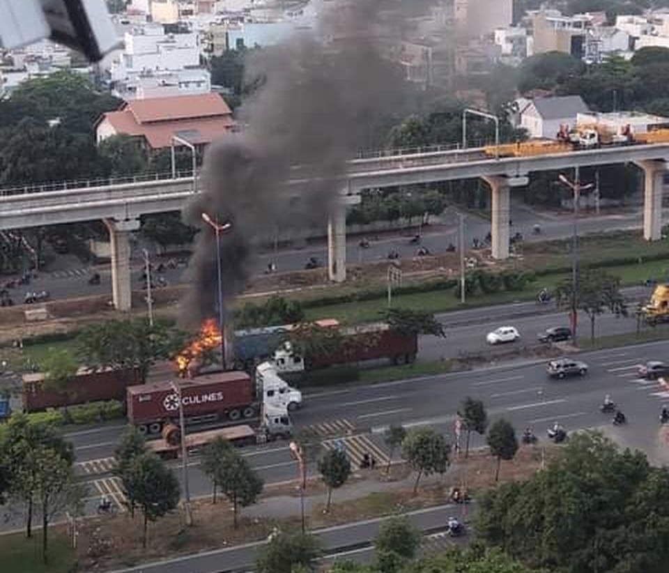 TPHCM: Container phát hỏa kèm tiếng nổ lớn, tài xế bung cửa chạy thoát thân - 1 TPHCM: Container phát hỏa kèm tiếng nổ lớn, tài xế bung cửa chạy thoát thân - 1