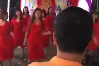 Cô dâu mặc gợi cảm nhảy cực “sung” trong đám cưới gây nhiều tranh cãi