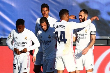 Benzema tỏa sáng, Real Madrid vượt qua Barcelona và bám đuổi Atletico