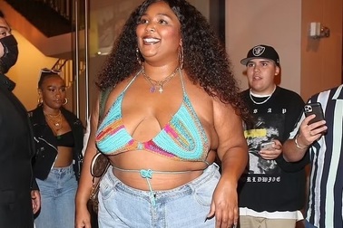 Ngôi sao Lizzo diện áo hở bạo khoe thân hình ngoại cỡ