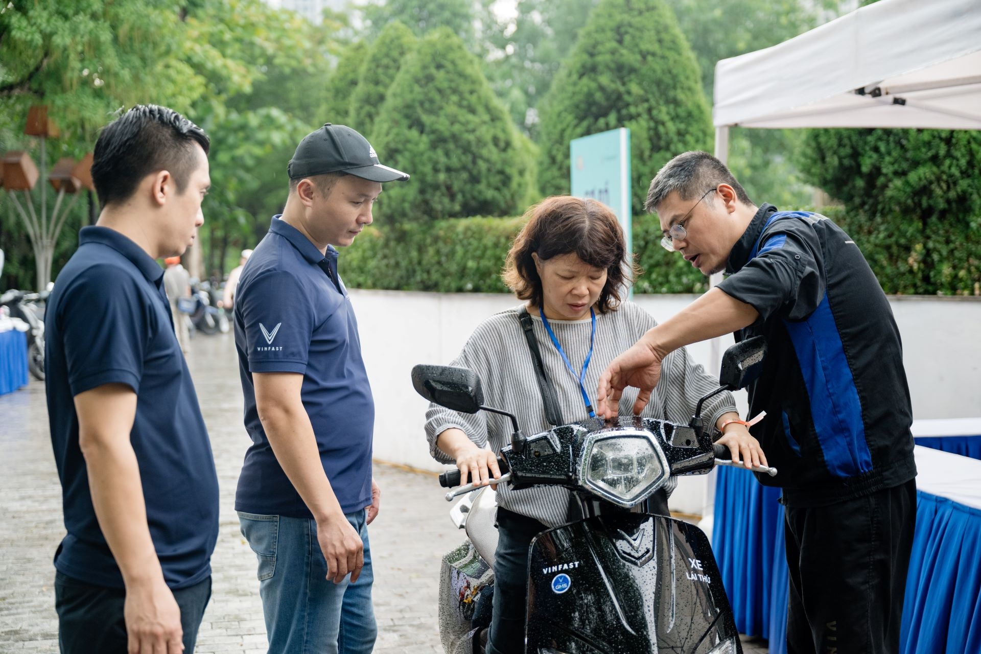 Nhiều người đổi xe máy xăng cũ, lên đời xe máy điện mới - 6 Nhiều người đổi xe máy xăng cũ, lên đời xe máy điện mới - 6