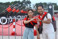 Người dân vượt hàng trăm cây số tới chụp ảnh cùng dàn pháo lễ