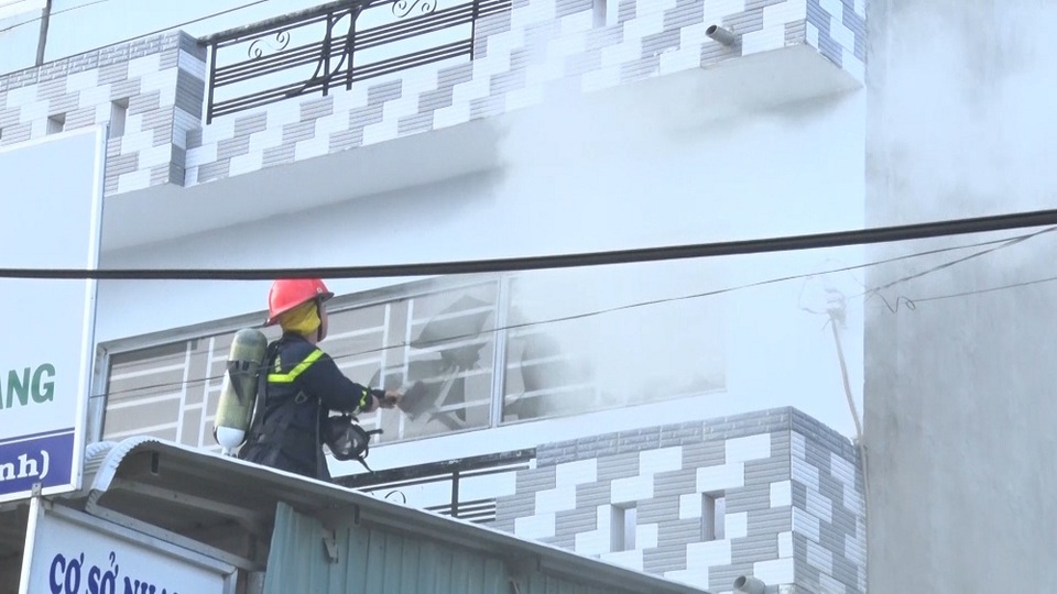 Nhiều người hoảng loạn bỏ chạy vì cháy cơ sở sản xuất nhang - 4