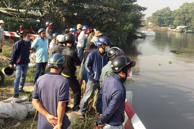 Phát hiện xe máy ven sông, hàng trăm người hiếu kỳ tụ tập khiến giao thông ùn ứ