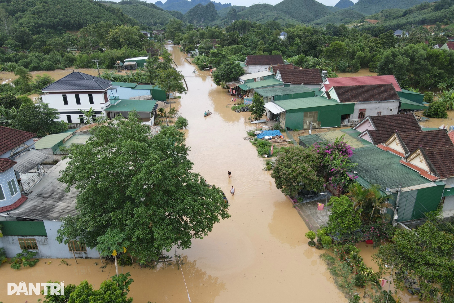 Biển nước mênh mông chia cắt quốc lộ 7 - 4