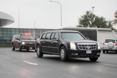 Xe “quái thú” của Tổng thống Donald Trump lăn bánh trên đường Hà Nội