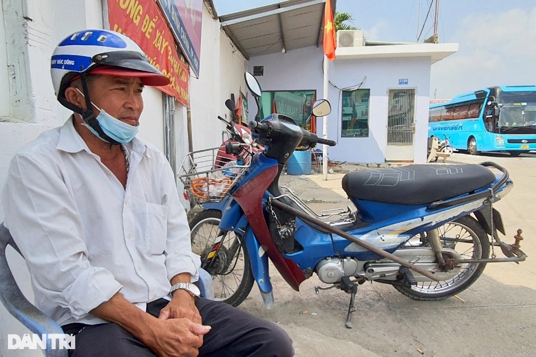 Ba người đàn ông hút đinh miễn phí giúp người dân an toàn những ngày Tết - 8 Ba người đàn ông hút đinh miễn phí giúp người dân an toàn những ngày Tết - 8