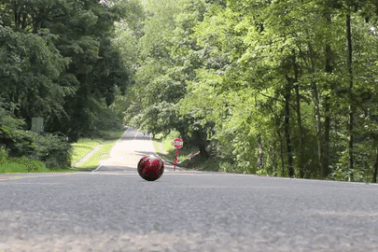 Kỳ lạ những con dốc “phản trọng lực” khiến các phương tiện trôi ngược