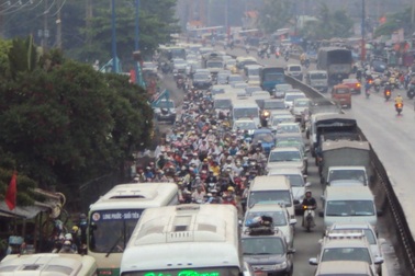 Kẹt cứng Xa lộ Hà Nội ngày 3/5