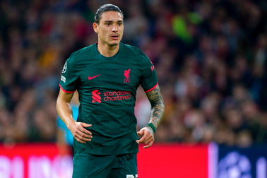 Darwin Nunez bị chế nhạo vì pha bỏ lỡ bàn thắng một cách khó tin